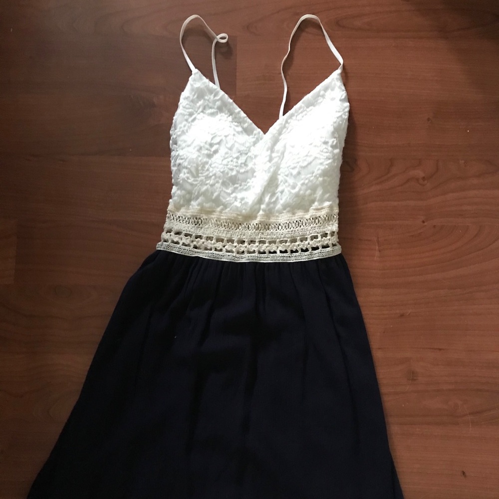 NEW Cute Windsor Dress. White / Navy / Crochet